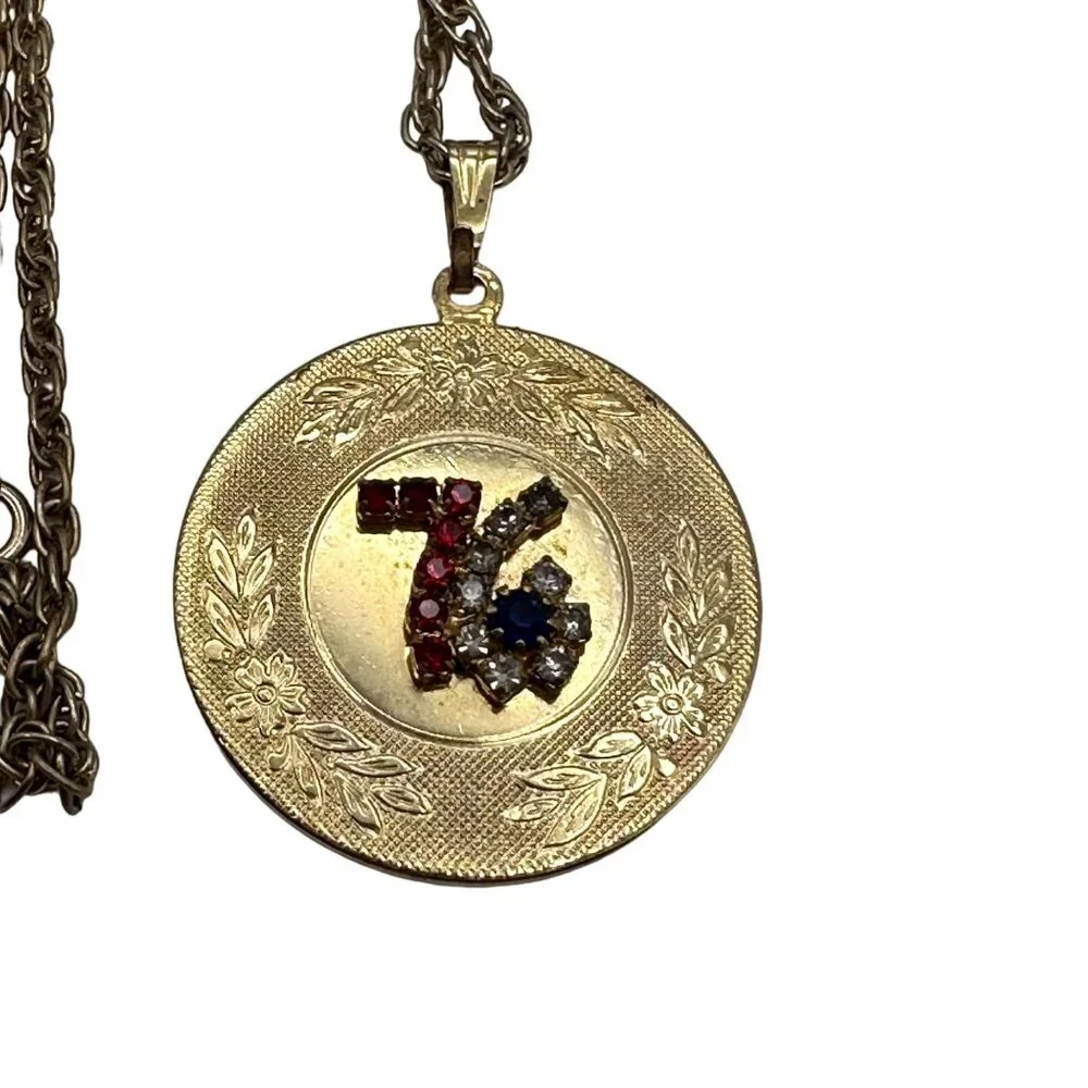 Vintage 1976 Medallion Gold Tone Red White Blue Stones 24" Chain Necklace - Picture 2 of 6